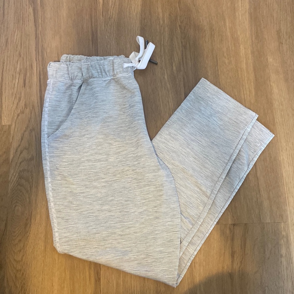 Scorpio Sol pants with back pockets.